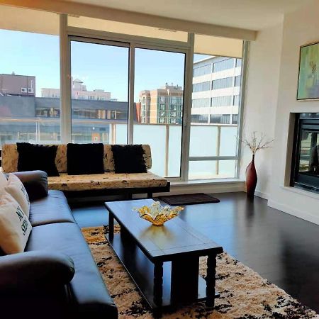 Waterfalls Hotel - Suite In Falls Downtown With Pool Victoria Exteriör bild