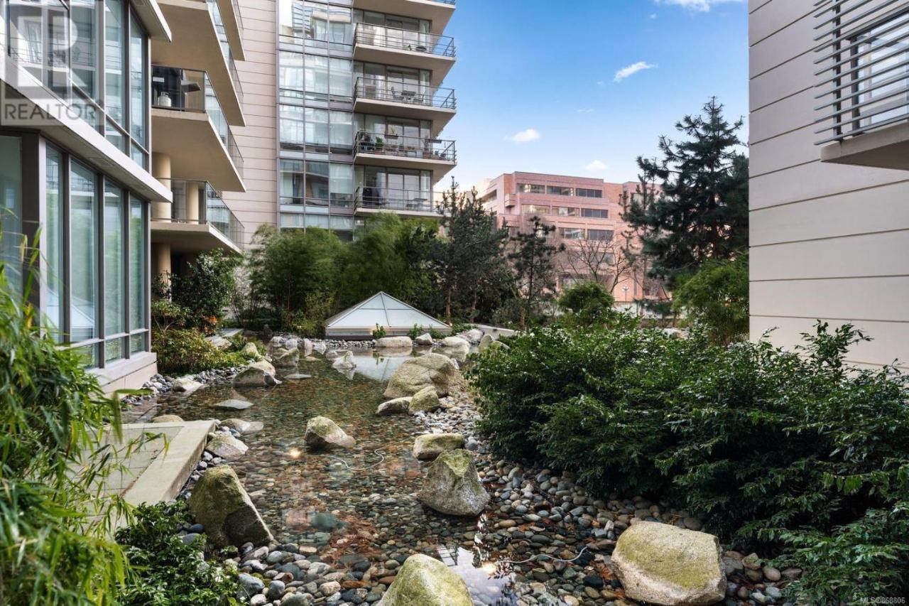 Waterfalls Hotel - Suite In Falls Downtown With Pool Victoria Exteriör bild
