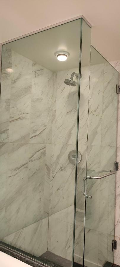 Waterfalls Hotel - Suite In Falls Downtown With Pool Victoria Exteriör bild