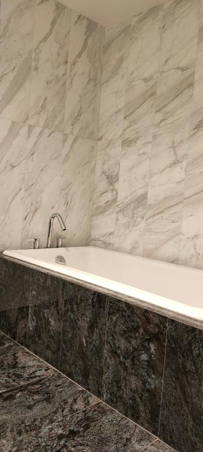 Waterfalls Hotel - Suite In Falls Downtown With Pool Victoria Exteriör bild